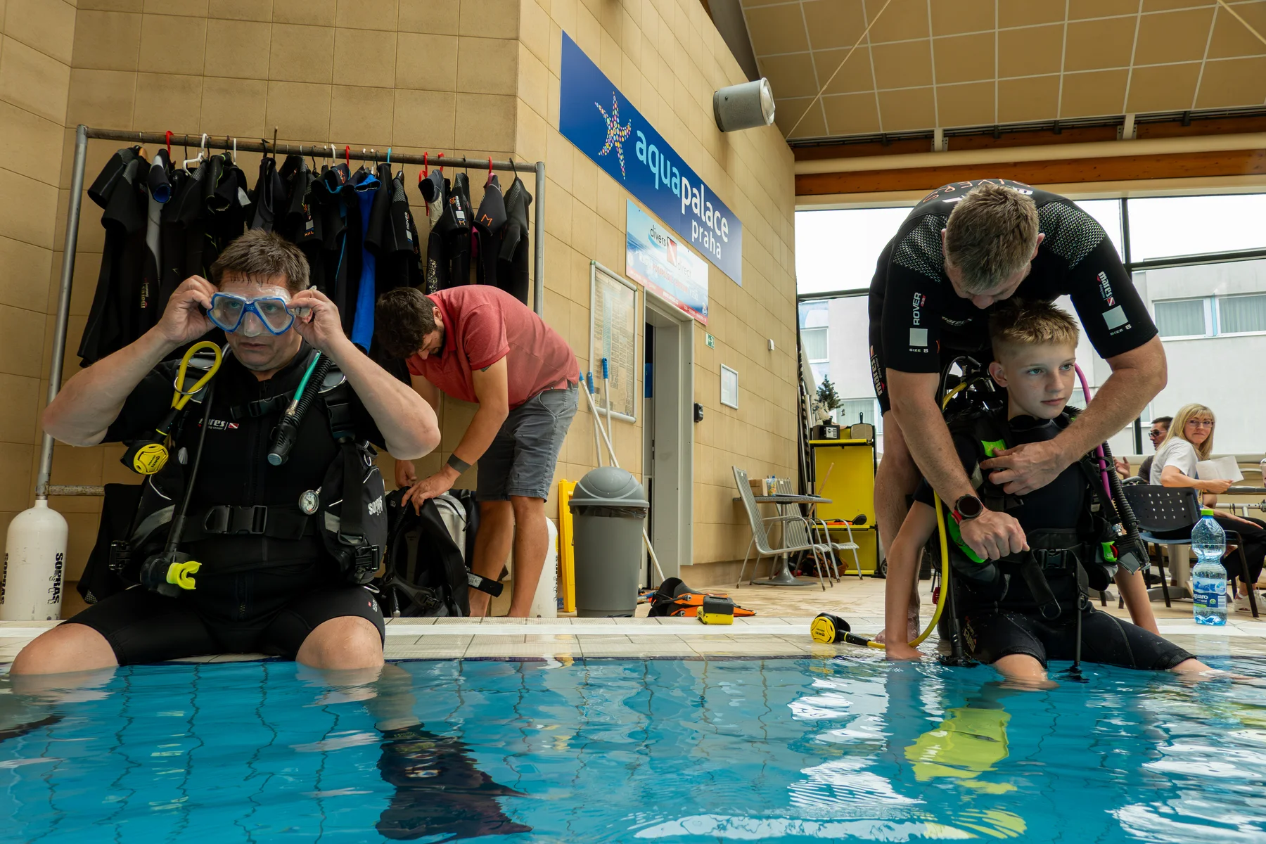 Instructor preparing a diver on the edge of the Pit