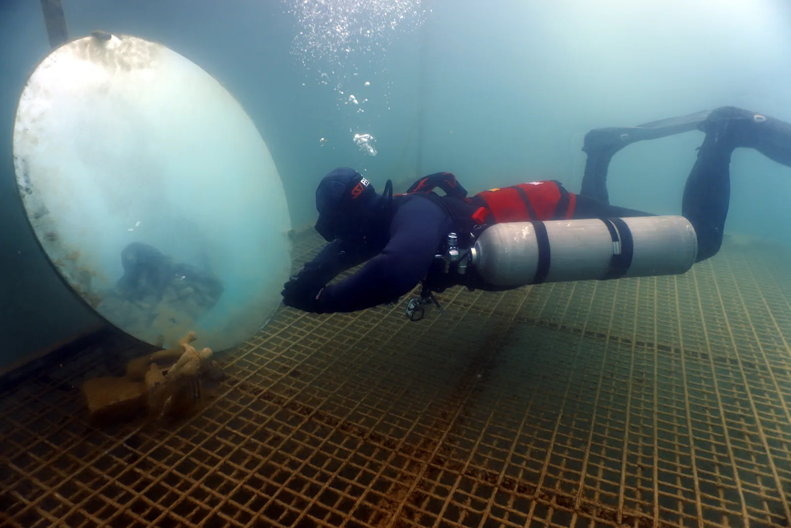 Potápěč s konfigurací sidemount