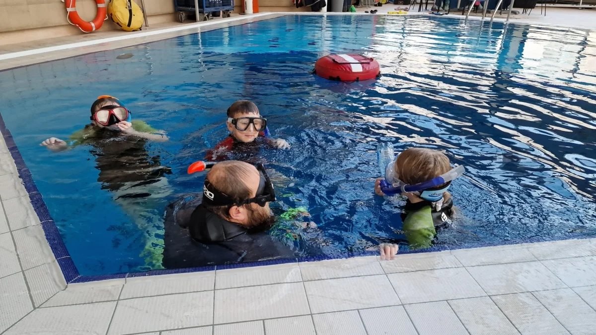 Birthday party with diving card