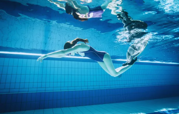 Fitness swimming with a monofin card