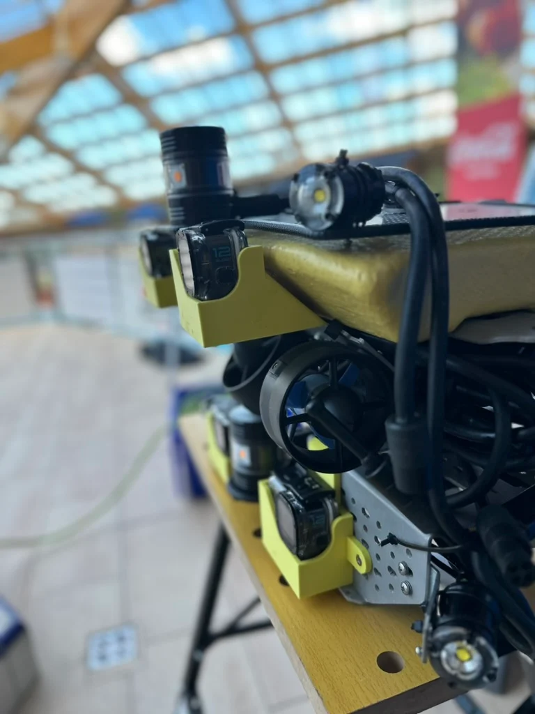 Detail kamer a světel podvodního robota Robíka