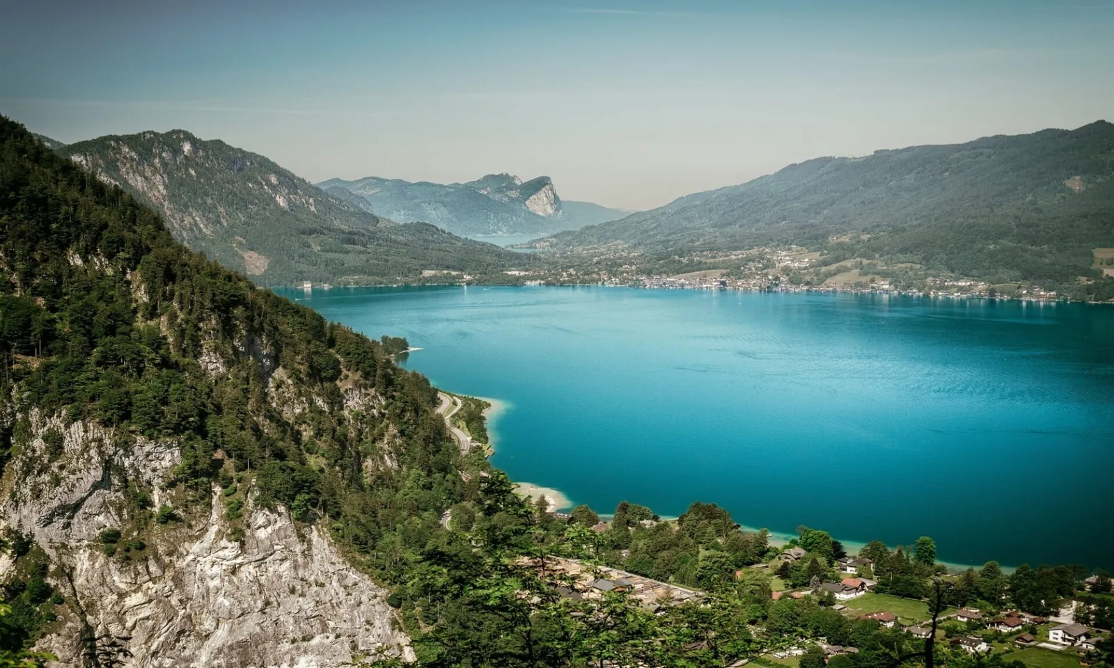 Jezero Attersee a okolní alpská krajina