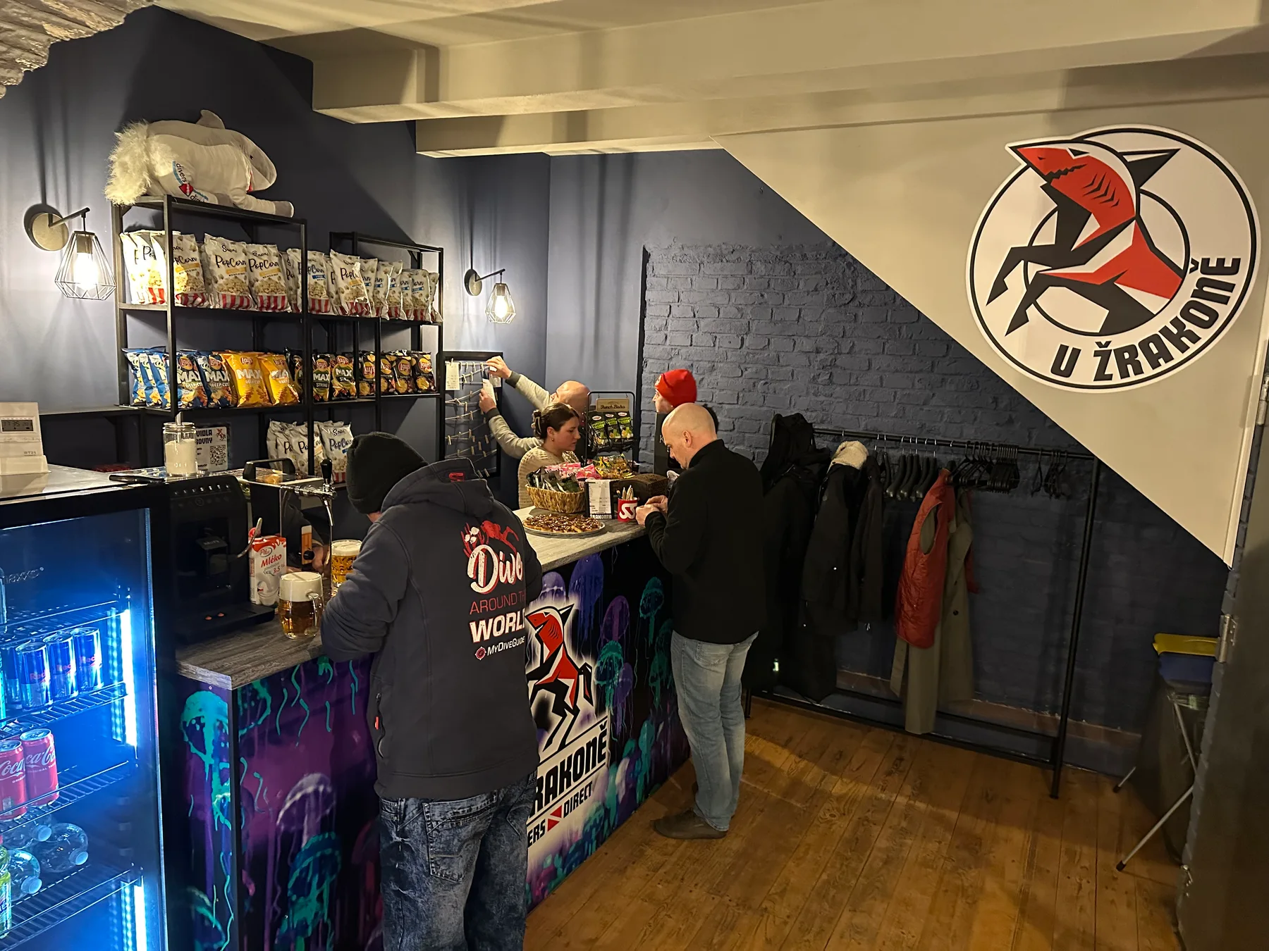 Bar a znak klubovny U Žrakoně