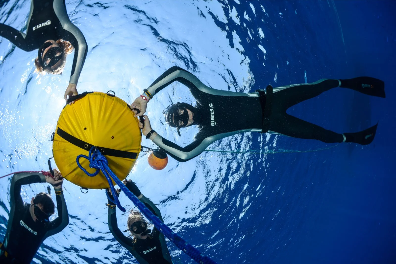 Freediveři společně u bóje na hladině